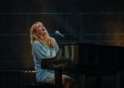 女人弹钢琴而笑
